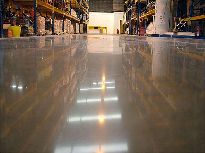 水泥地刷完固化劑能刷地坪漆嗎？